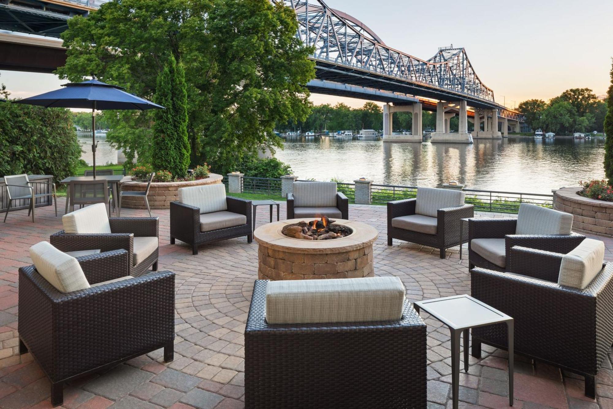 Отель Courtyard La Crosse Downtown/Mississippi Riverfront Экстерьер фото