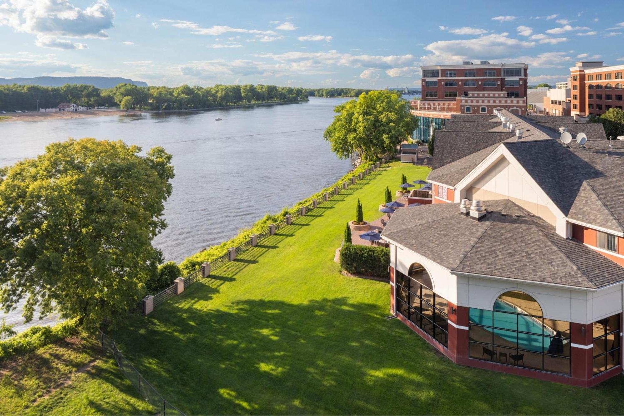 Отель Courtyard La Crosse Downtown/Mississippi Riverfront Экстерьер фото