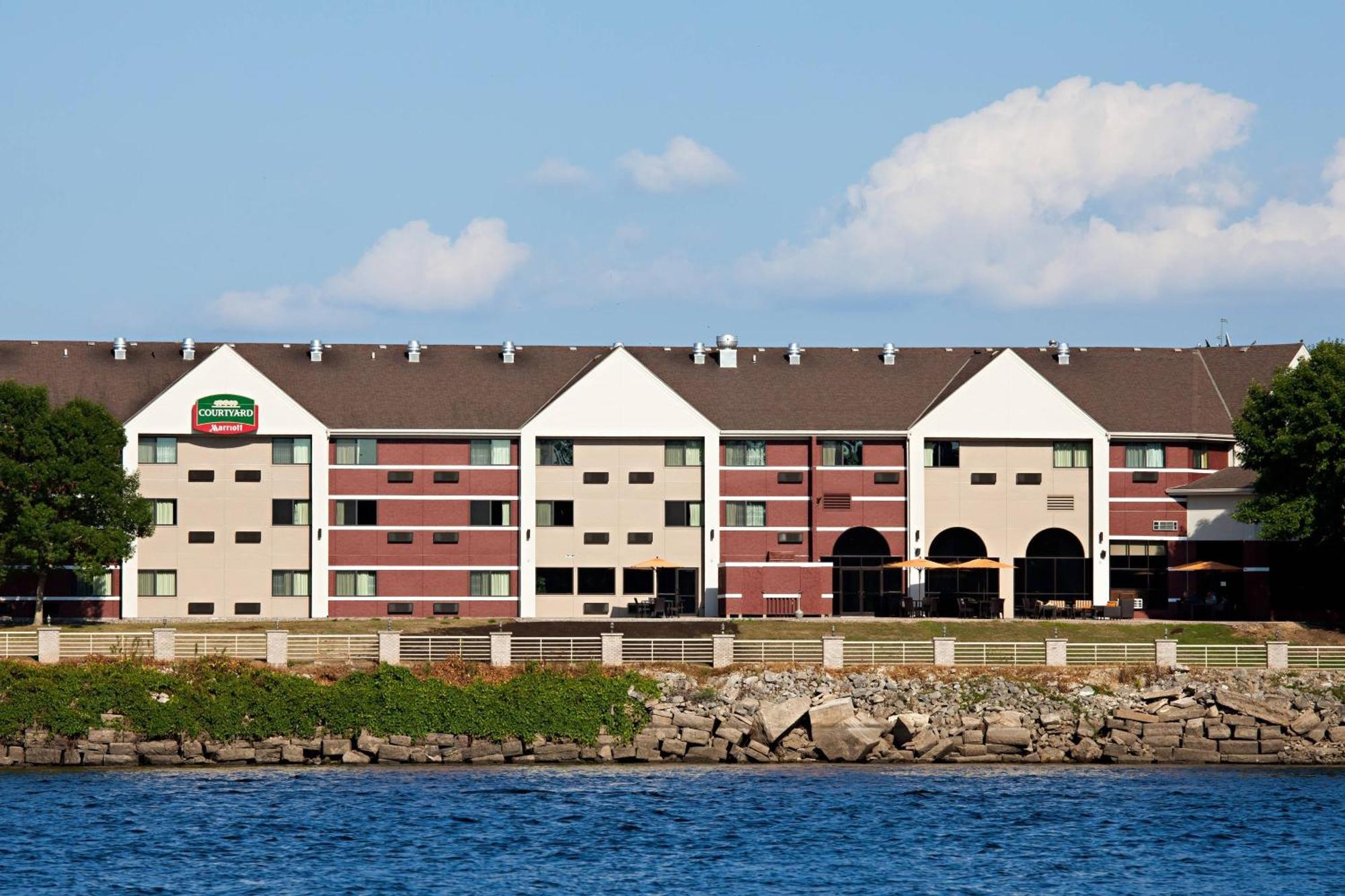 Отель Courtyard La Crosse Downtown/Mississippi Riverfront Экстерьер фото