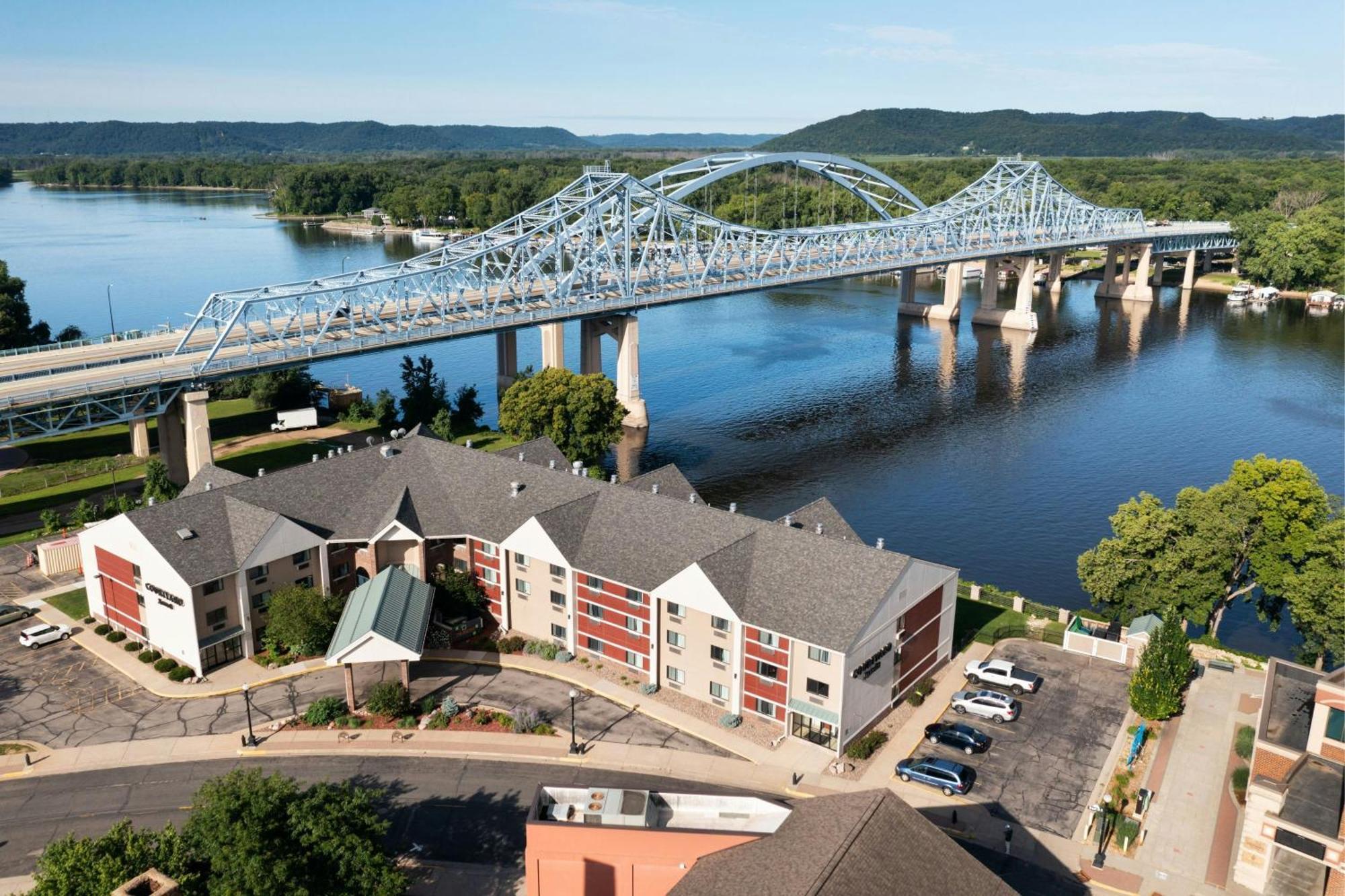 Courtyard La Crosse Downtown/Mississippi Riverfront Экстерьер фото