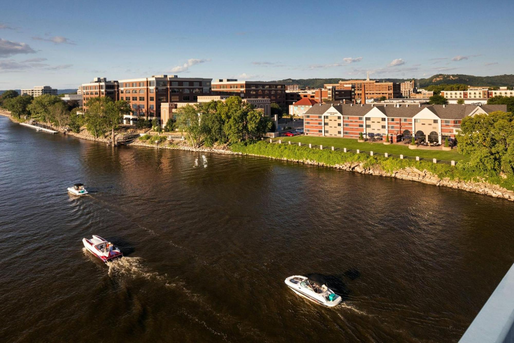 Courtyard La Crosse Downtown/Mississippi Riverfront Экстерьер фото